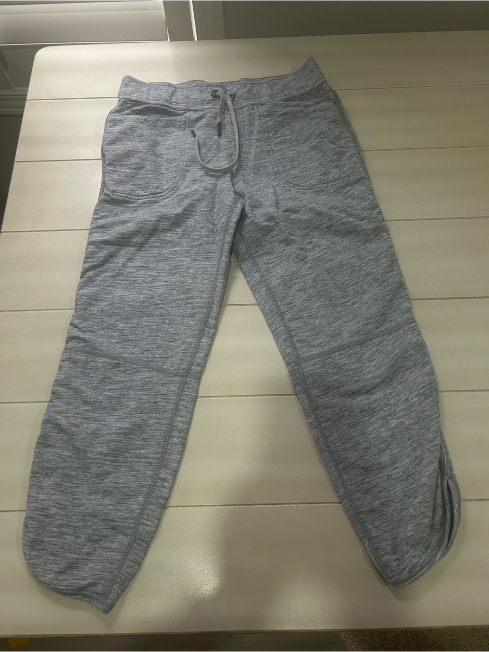 Lululemon crops size 4